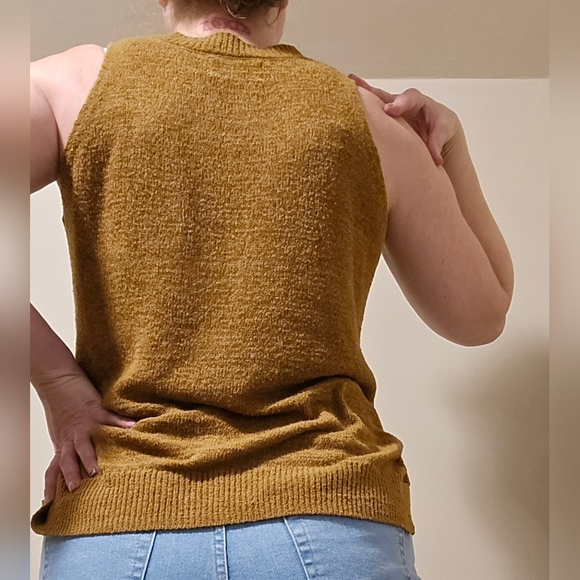 Old Navy. Tan/ Gold knit crew neck top. Size Medium. Loose and comfy. - Picture 7 of 8